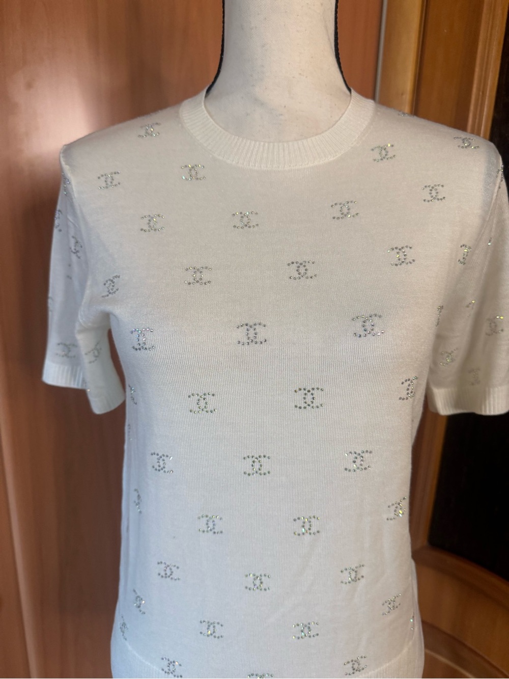 CHANEL Cream Short Sleeve Knit Top with Subtle Swarovski CC Eyelet Motif Sz M - Picture 5 of 16
